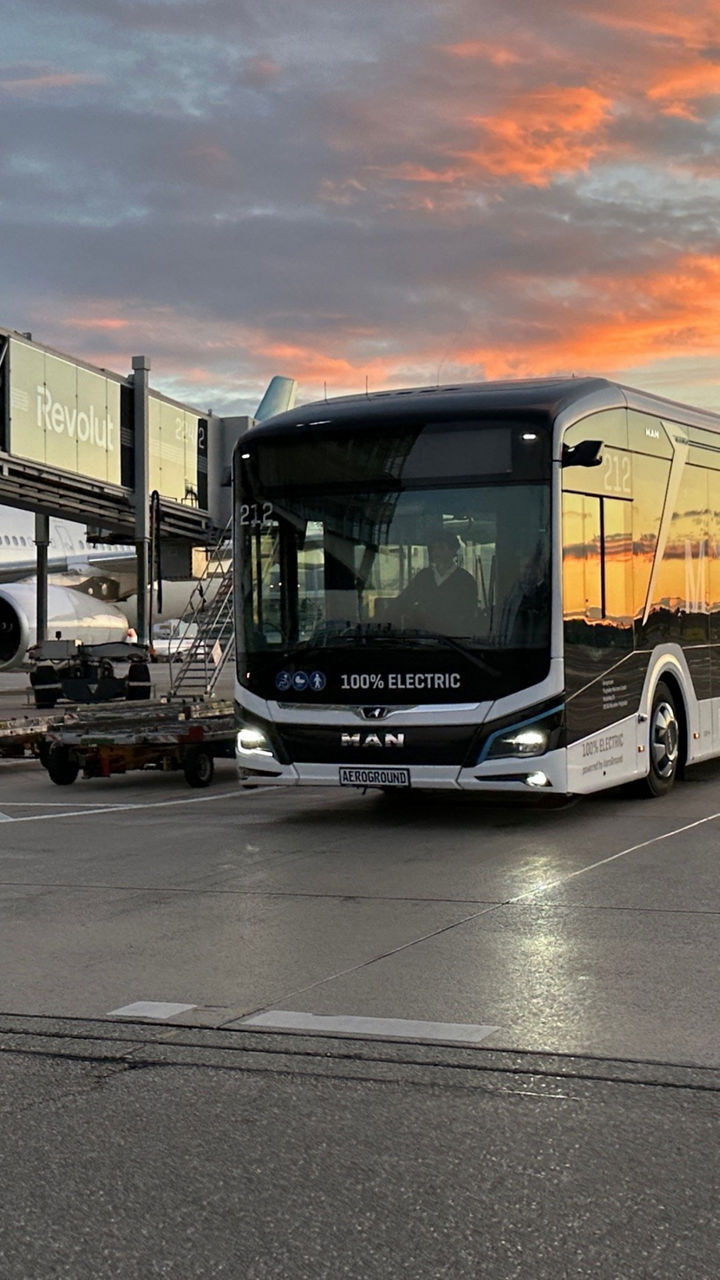 Mehrere Stadtbusse parkend am Flughafen